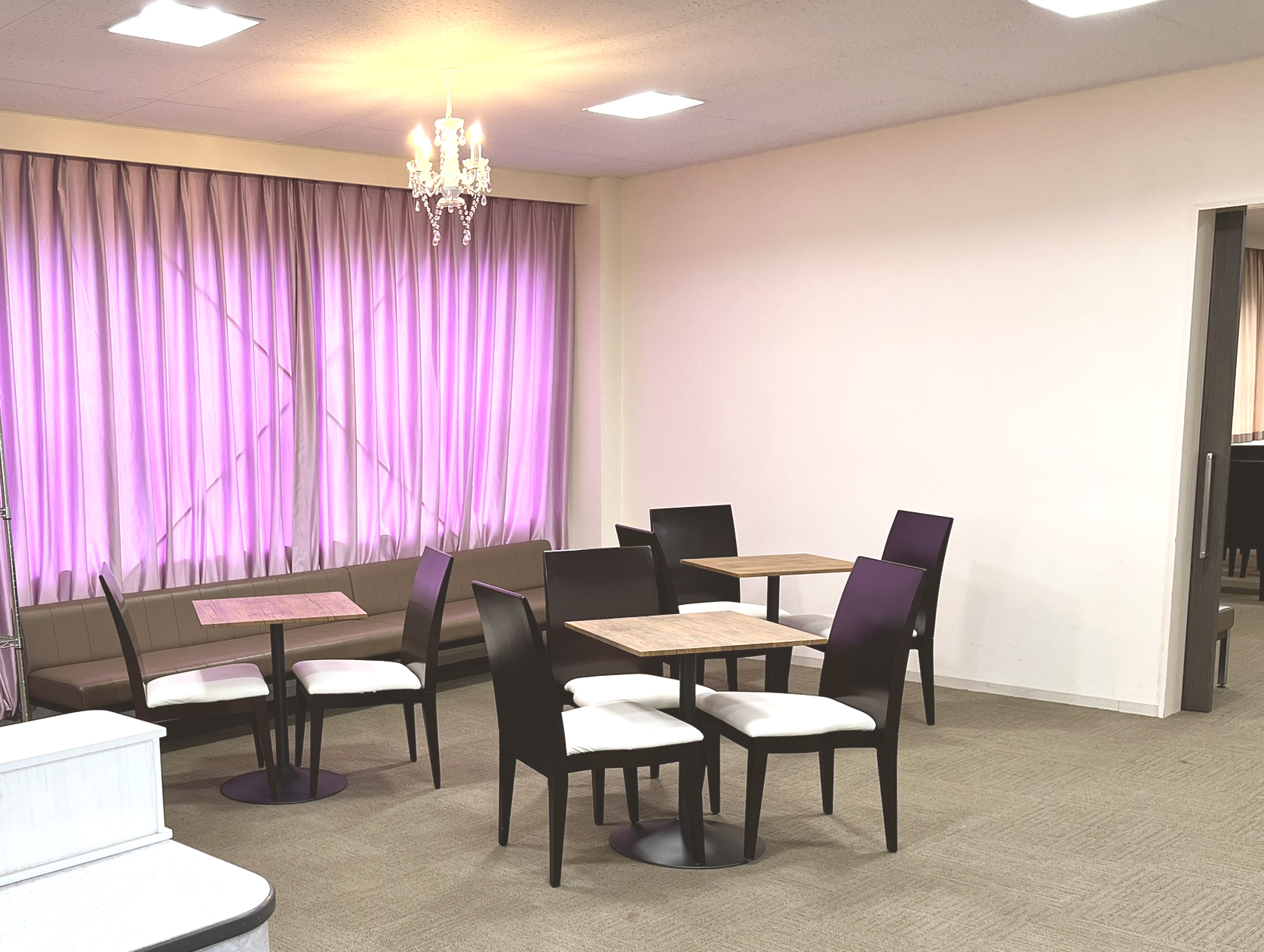 光が差し込むロビー